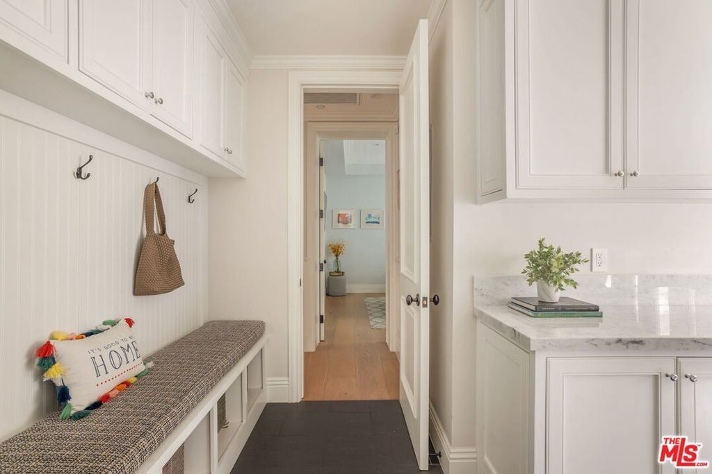 Image 36 of property listing at 981 Amherst Avenue, Los Angeles, CA 90049