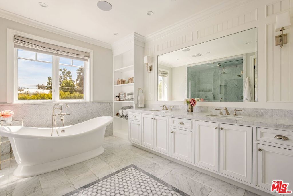 Image 40 of property listing at 981 Amherst Avenue, Los Angeles, CA 90049