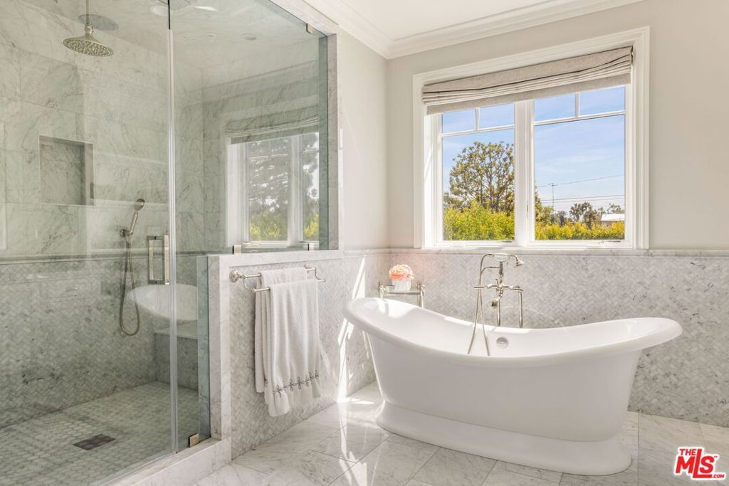 Image 41 of property listing at 981 Amherst Avenue, Los Angeles, CA 90049