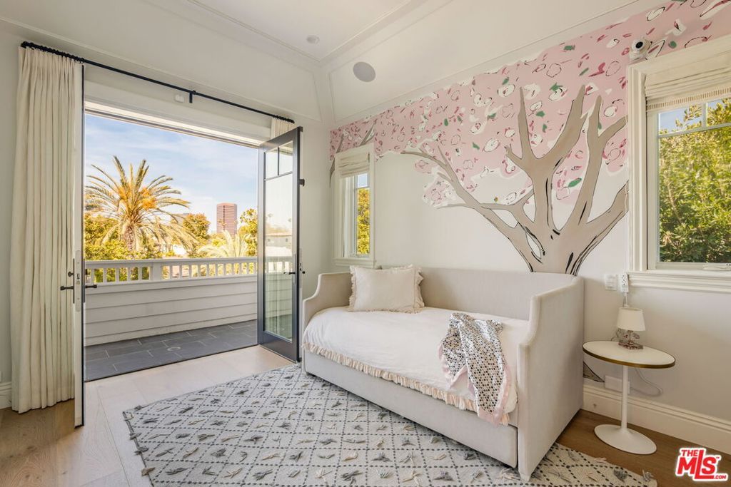 Image 44 of property listing at 981 Amherst Avenue, Los Angeles, CA 90049