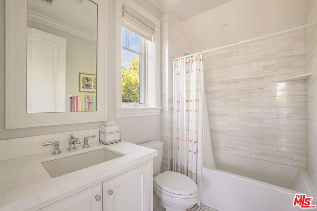 Image 45 of property listing at 981 Amherst Avenue, Los Angeles, CA 90049