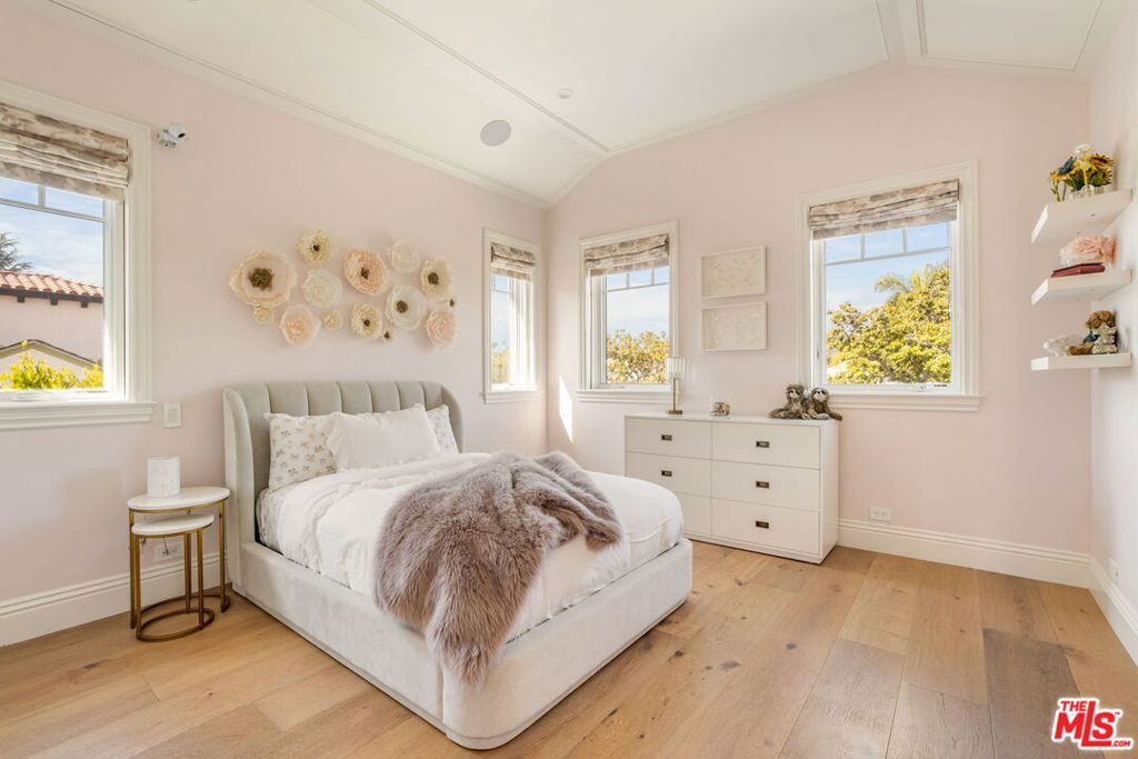 Image 46 of property listing at 981 Amherst Avenue, Los Angeles, CA 90049