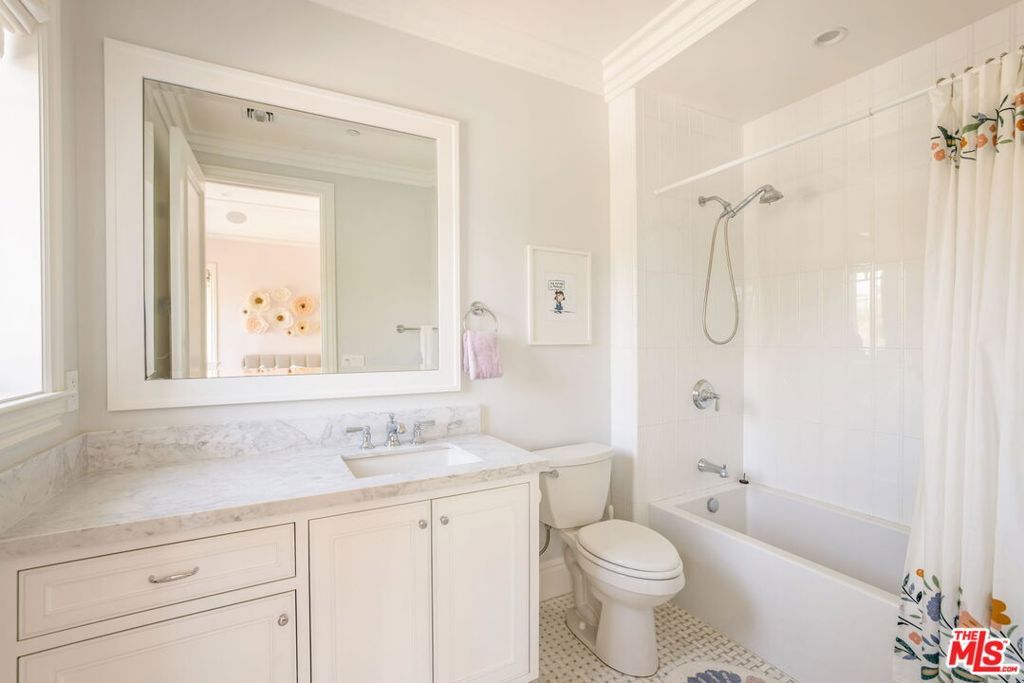 Image 47 of property listing at 981 Amherst Avenue, Los Angeles, CA 90049