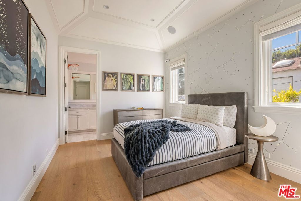 Image 48 of property listing at 981 Amherst Avenue, Los Angeles, CA 90049