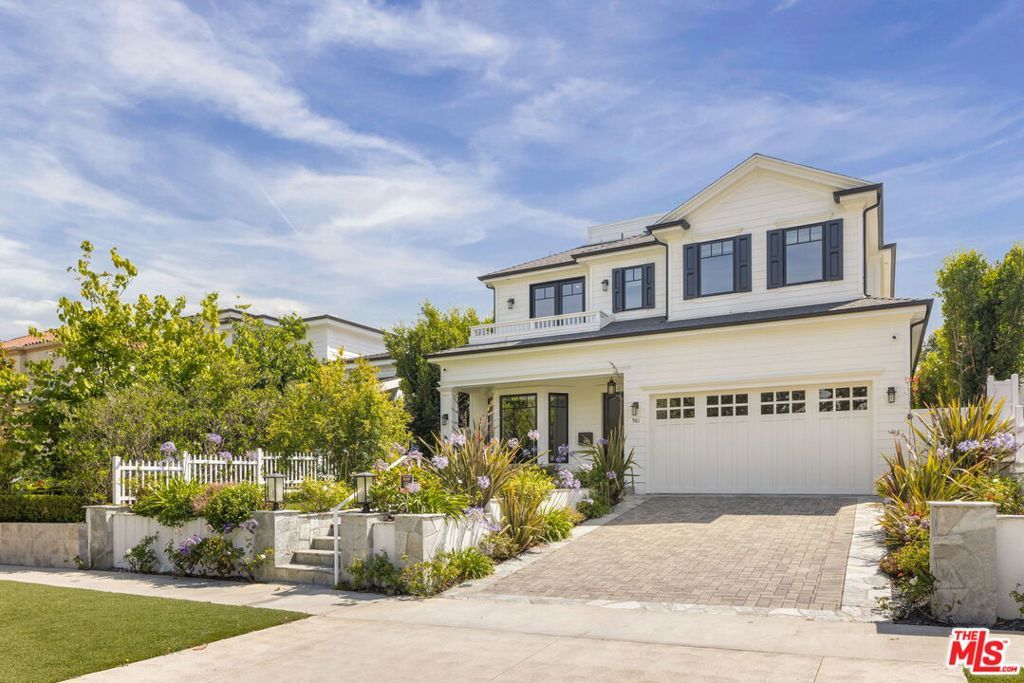 Image 9 of property listing at 981 Amherst Avenue, Los Angeles, CA 90049