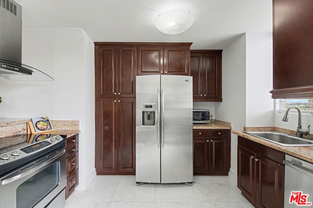 Image 10 of property listing at 10747 Wilshire Boulevard #PH6, Los Angeles, CA 90024