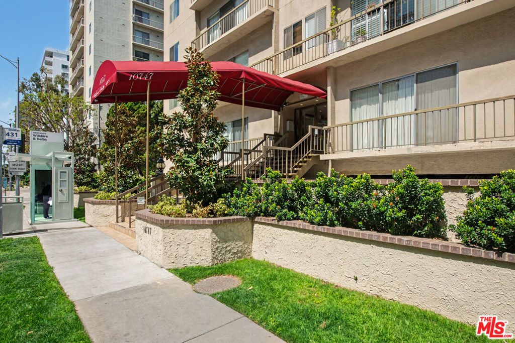 Image 3 of property listing at 10747 Wilshire Boulevard #PH6, Los Angeles, CA 90024