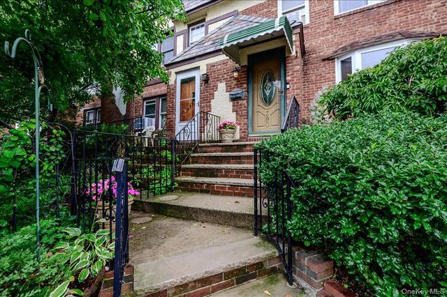 390 Cochran Place, Valley Stream, NY 11581
