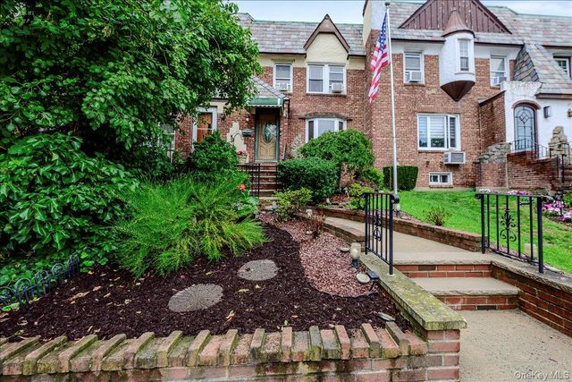 390 Cochran Place, Valley Stream, NY 11581