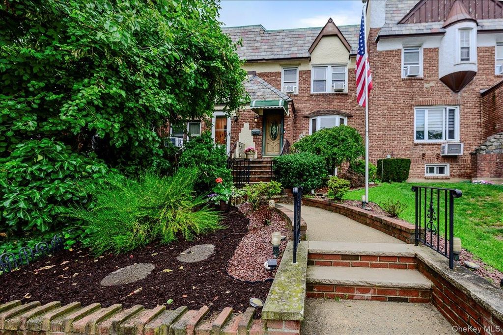 390 Cochran Place, Valley Stream, NY 11581