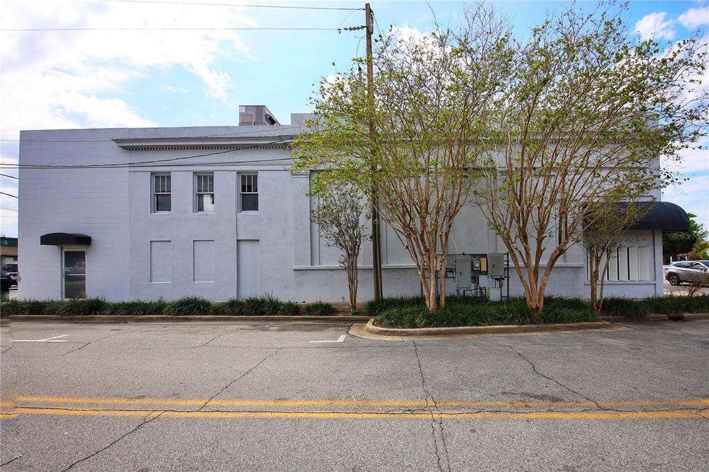 Image 5 of property listing at 400 CANAL STREET, New Smyrna Beach, FL 32168