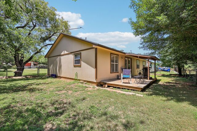 611 Magnolia LN, Cottonwood Shores, TX 78657