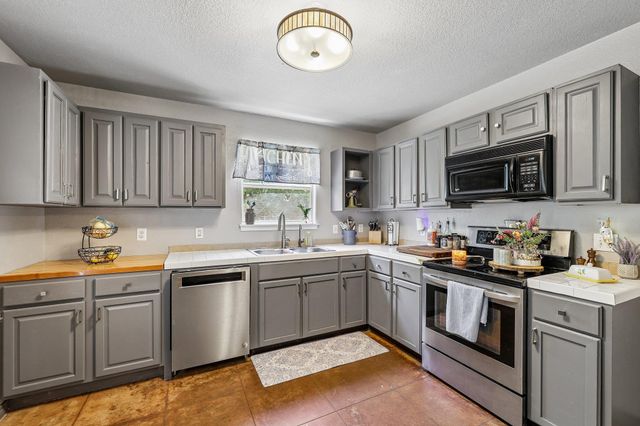 611 Magnolia LN, Cottonwood Shores, TX 78657