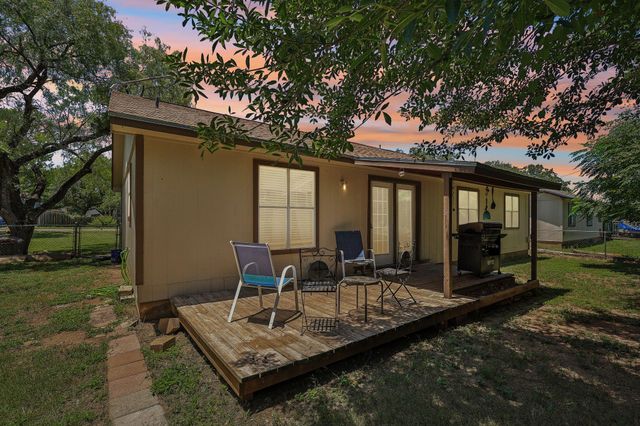 611 Magnolia LN, Cottonwood Shores, TX 78657
