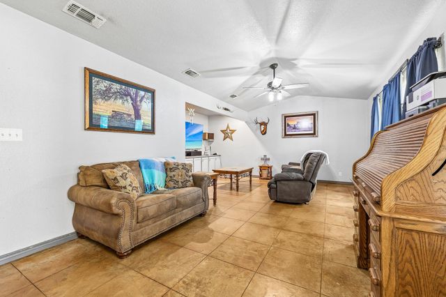 611 Magnolia LN, Cottonwood Shores, TX 78657