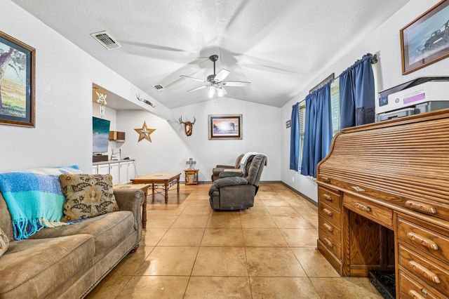 611 Magnolia LN, Cottonwood Shores, TX 78657