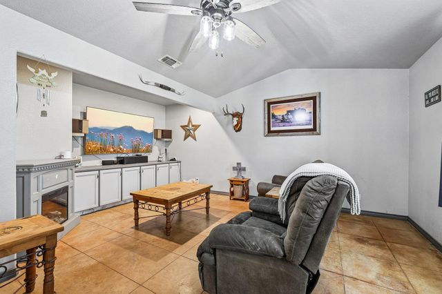 611 Magnolia LN, Cottonwood Shores, TX 78657