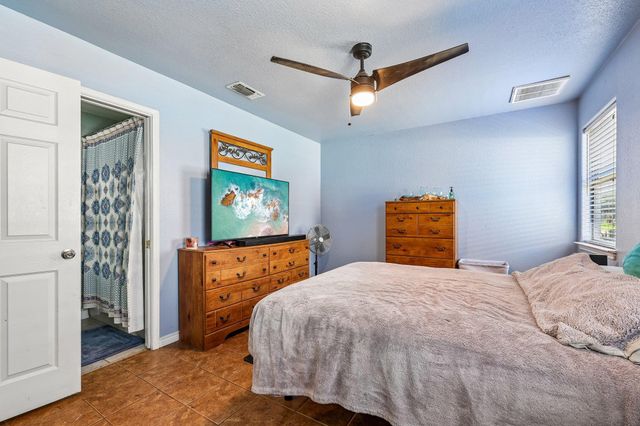 611 Magnolia LN, Cottonwood Shores, TX 78657