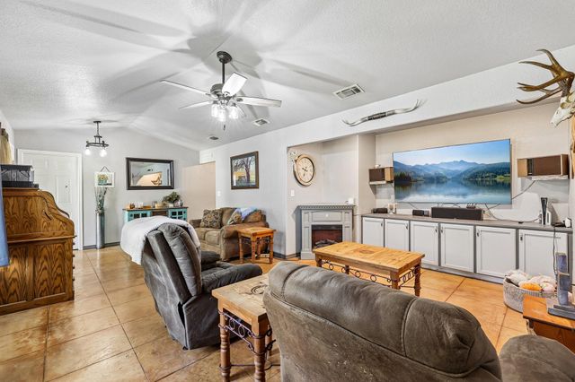 611 Magnolia LN, Cottonwood Shores, TX 78657