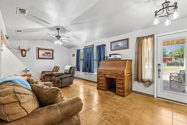 611 Magnolia LN, Cottonwood Shores, TX 78657