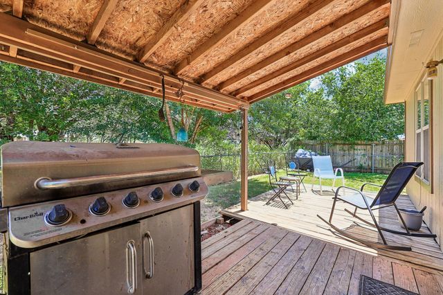 611 Magnolia LN, Cottonwood Shores, TX 78657