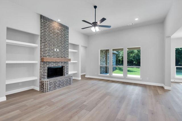 723 Crystal Lk Lane, Red Oak, TX 75154