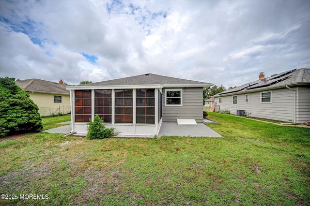 426 Saint Thomas Drive N, Toms River, NJ 08757