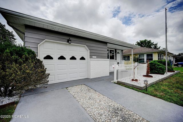 426 Saint Thomas Drive N, Toms River, NJ 08757