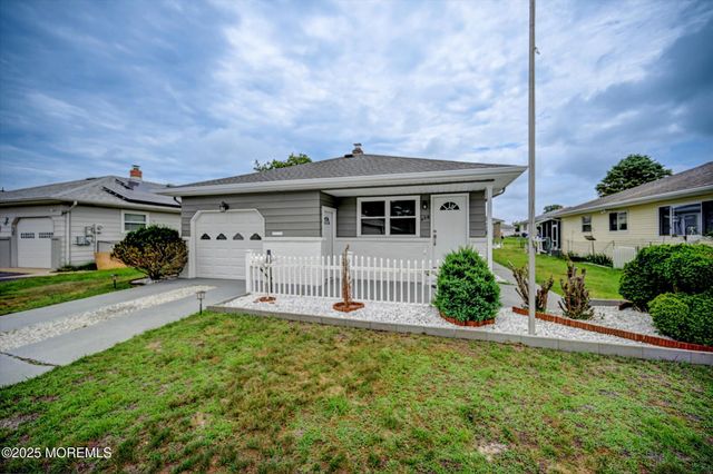 426 Saint Thomas Drive N, Toms River, NJ 08757