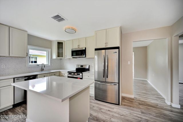 426 Saint Thomas Drive N, Toms River, NJ 08757