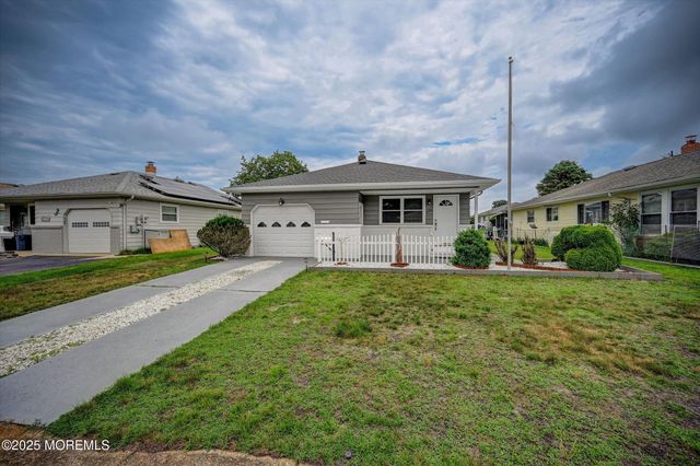 426 Saint Thomas Drive N, Toms River, NJ 08757
