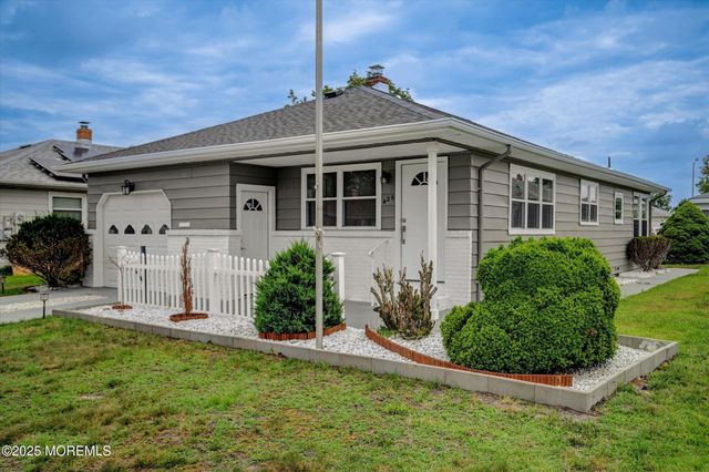 426 Saint Thomas Drive N, Toms River, NJ 08757