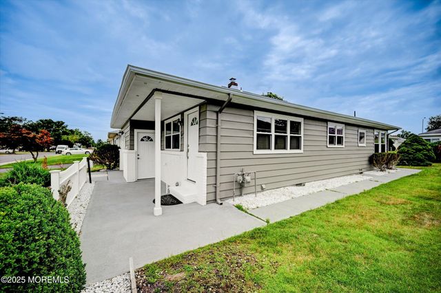 426 Saint Thomas Drive N, Toms River, NJ 08757