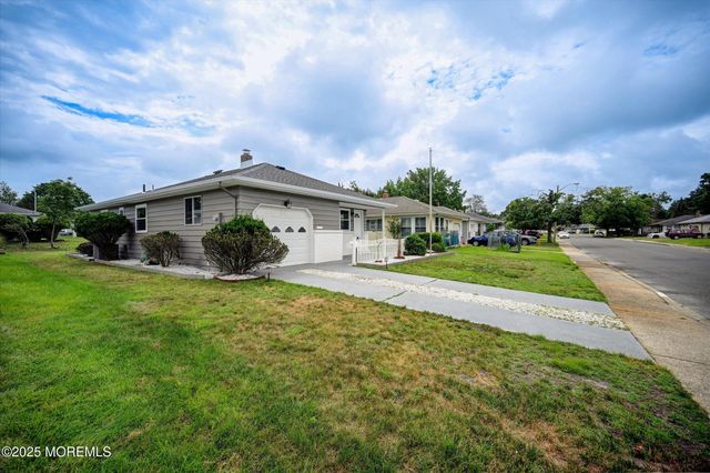 426 Saint Thomas Drive N, Toms River, NJ 08757