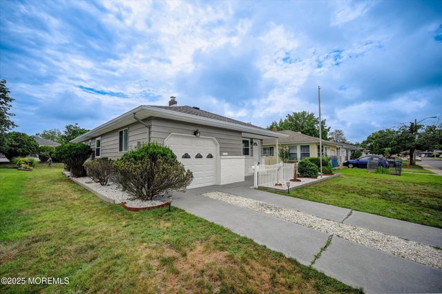 426 Saint Thomas Drive N, Toms River, NJ 08757