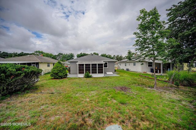 426 Saint Thomas Drive N, Toms River, NJ 08757