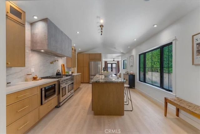 584 N Plymouth Boulevard, Los Angeles, CA 90004