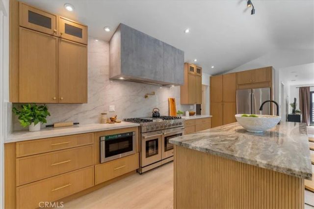 584 N Plymouth Boulevard, Los Angeles, CA 90004