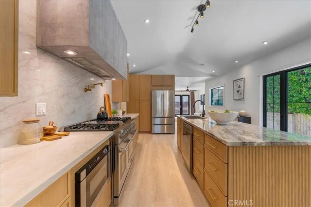 584 N Plymouth Boulevard, Los Angeles, CA 90004