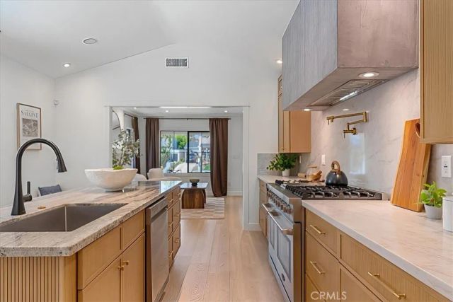 584 N Plymouth Boulevard, Los Angeles, CA 90004