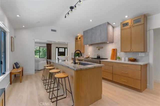 584 N Plymouth Boulevard, Los Angeles, CA 90004