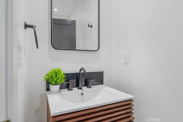 584 N Plymouth Boulevard, Los Angeles, CA 90004