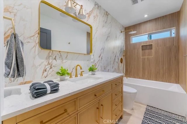 584 N Plymouth Boulevard, Los Angeles, CA 90004