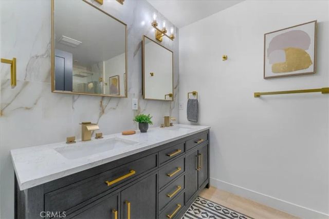584 N Plymouth Boulevard, Los Angeles, CA 90004