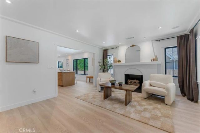 584 N Plymouth Boulevard, Los Angeles, CA 90004