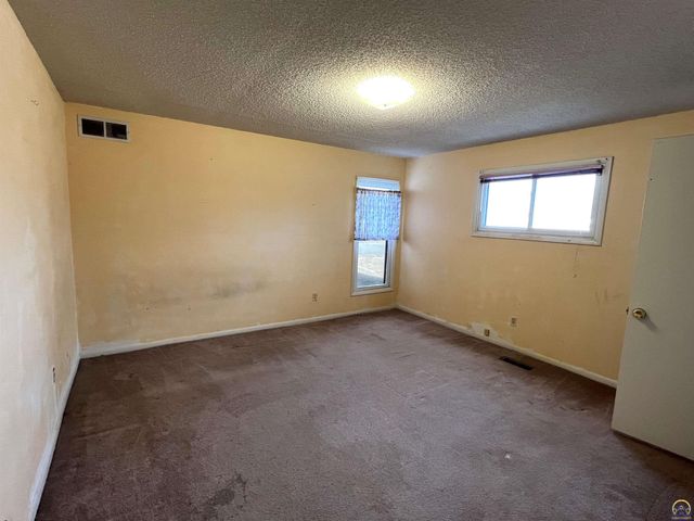 517 SW 14th ST, Topeka, KS 66612