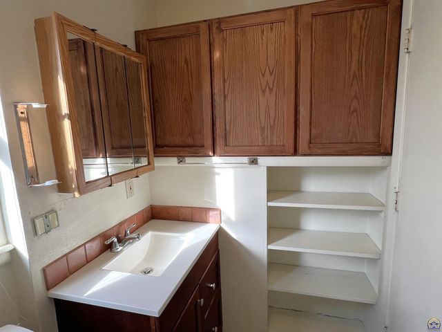 517 SW 14th ST, Topeka, KS 66612