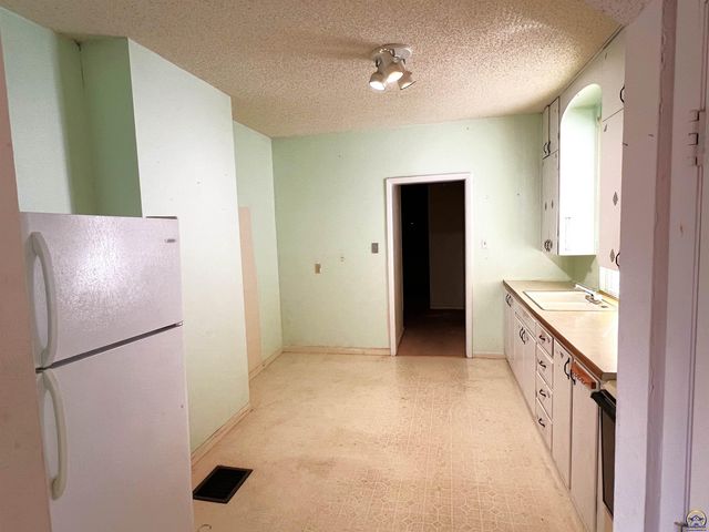 517 SW 14th ST, Topeka, KS 66612