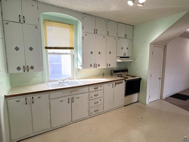 517 SW 14th ST, Topeka, KS 66612