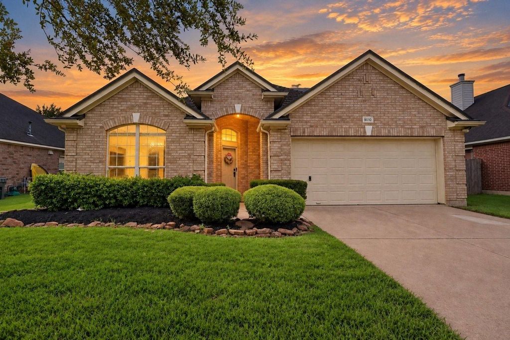 9010 Sunrise Trail, Pearland, TX 77584